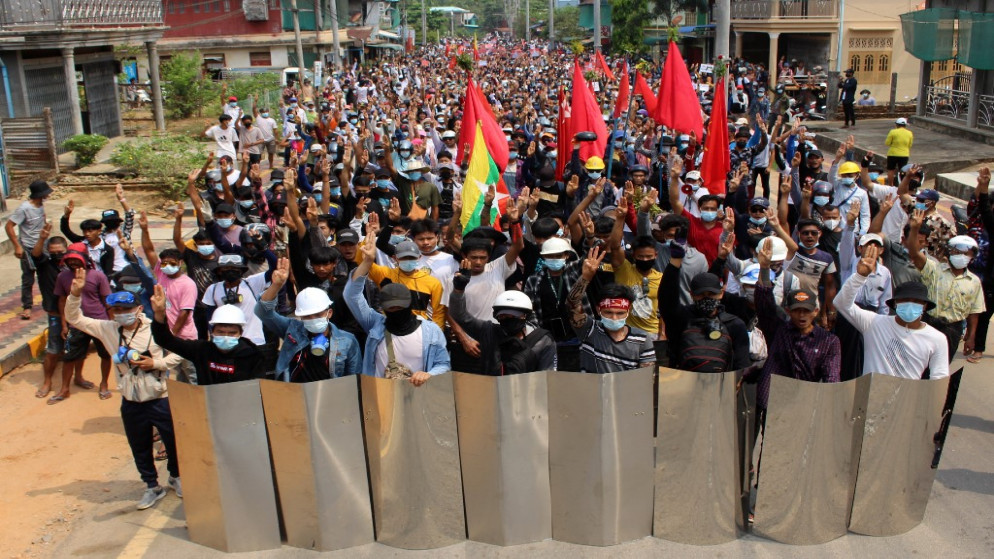 متظاهرون يشاركون في تظاهرة ضد الانقلاب العسكري في داوي، 27 آذار/ مارس 2021. (أ ف ب)