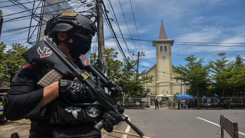 شرطي إندونيسي يقف للحراسة خارج كنيسة بعد انفجار في ماكاسار. 28/03/2021. (إندرا أبرييانتو / أ ف ب)