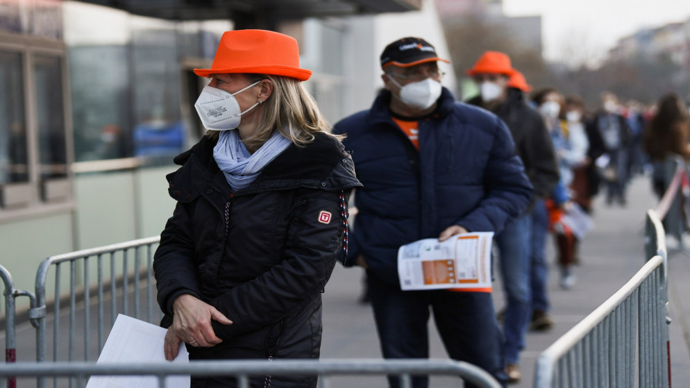 أشخاص ينتظرون فحصهم للكشف عن فيروس كورونا قبل مباراة للكرة الطائرة في برلين. (رويترز)