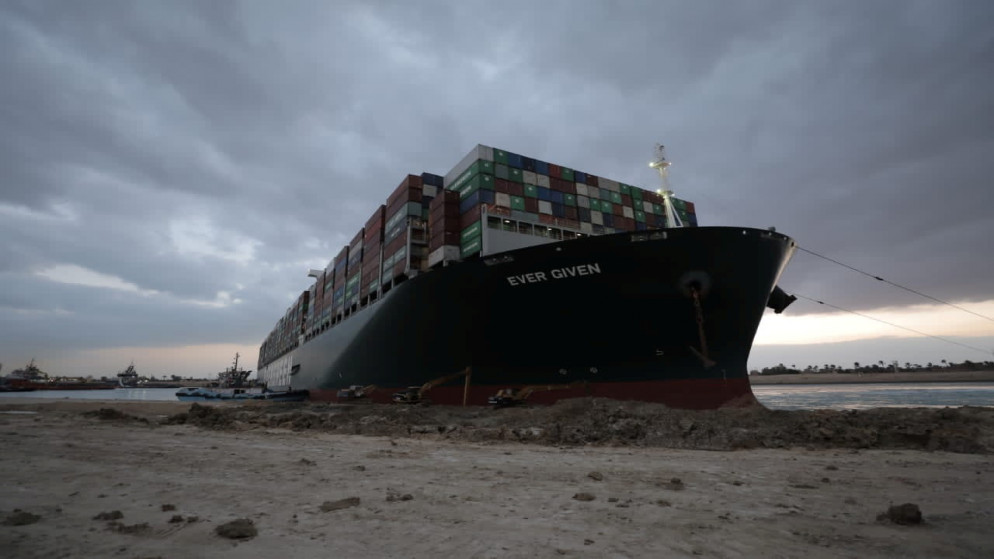سفينة حاويات تابعة لشركة "ايفرجيفن" جانحة في قناة السويس. 28/03/2021. (رويترز)