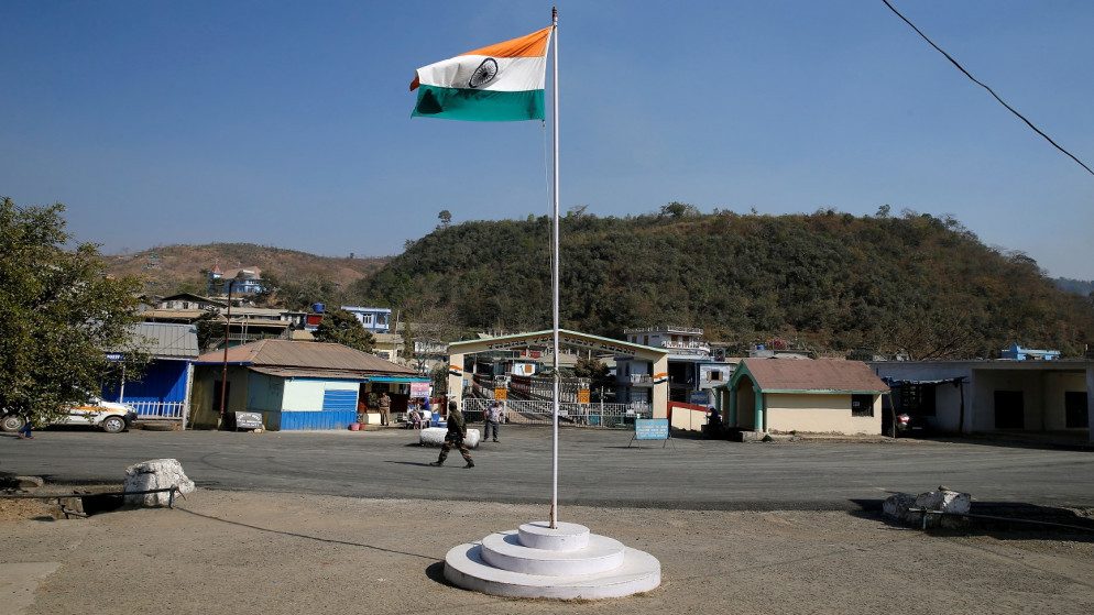 علم الهند يرفرف بجوار نقطة تفتيش للهجرة على الحدود بين الهند وميانمار، ولاية ميزورام شمال شرق الهند، الهند، 16 آذار/ مارس 2021. (رويترز)
