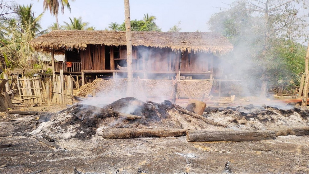 أنقاض منازل محترقة في قرية بولاية كارين الشرقية بعد غارات جوية عسكرية في ميانمار. 31/03/2021. (أ ف ب)