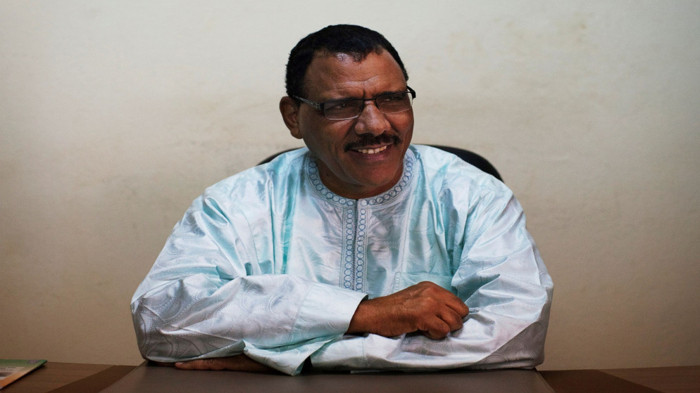 صورة أرشيفية لرئيس النيجر المنتخب محمد بازوم في 2013 حيث يجلس على مكتبه في مقر حزبه السياسي في نيامي. 14/09/2013. (جو بيني / رويترز)