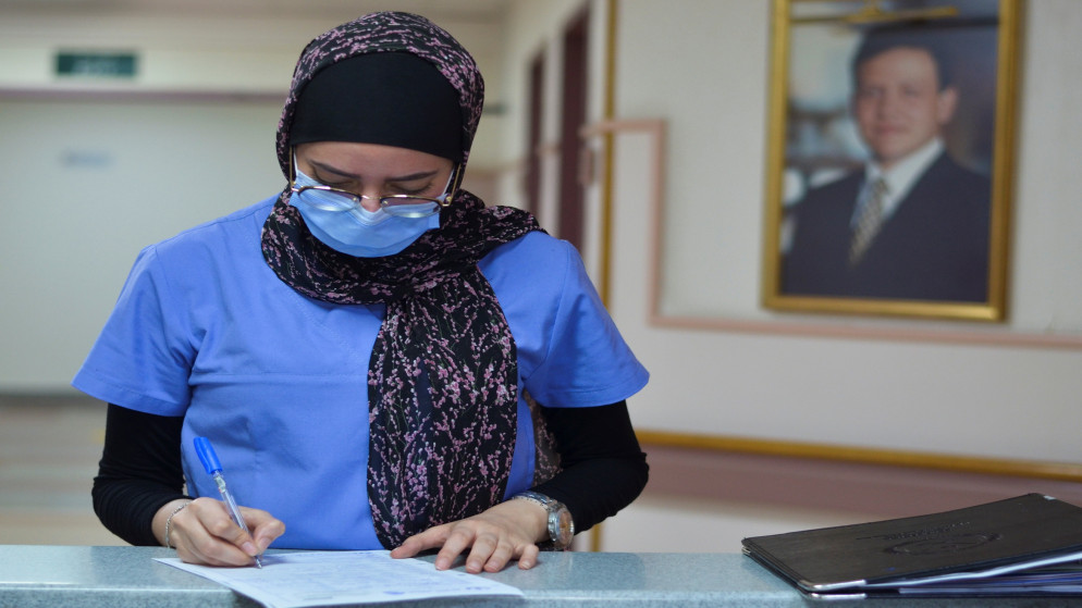 ممرضة في مستشفى في عمان، 20 آذار/مارس 2021. (معاذ فريج/ رويترز)