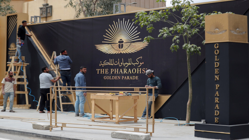 تحضيرات لنقل 22 مومياء من المتحف المصري في ميدان التحرير إلى المتحف القومي للحضارة المصرية. (رويترز)