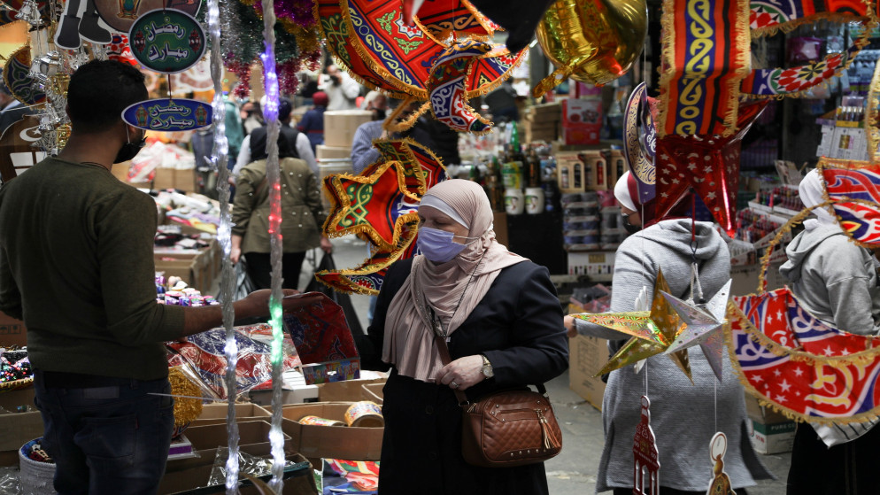 أشخاص يتسوقون في مدينة عمان، 23 آذار/مارس 2021. (علاء السخني/ رويترز)