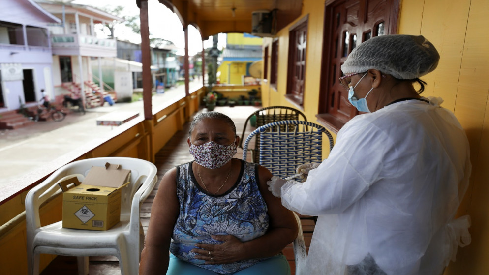 عاملة صحية تقدم لقاح كورونا المستجد، في أناما بولاية أمازوناس في البرازيل، 1 أبريل 2021. (رويترز)