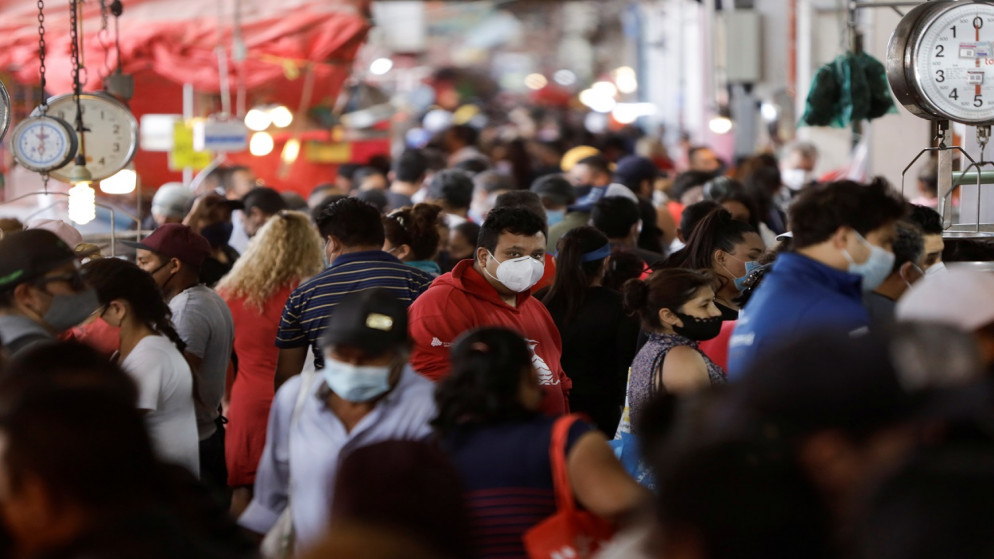 حشود من الناس داخل سوق السمك، خلال تفشي كورونا، مكسيكو سيتي، المكسيك، 1 أبريل 2021. (رويترز)