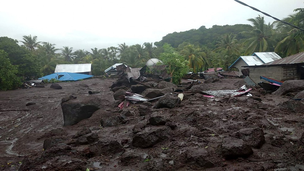فيضانات وانهيارات أرضية في جزيرة فلوريس شرقي إندونيسيا. (أ ف ب)