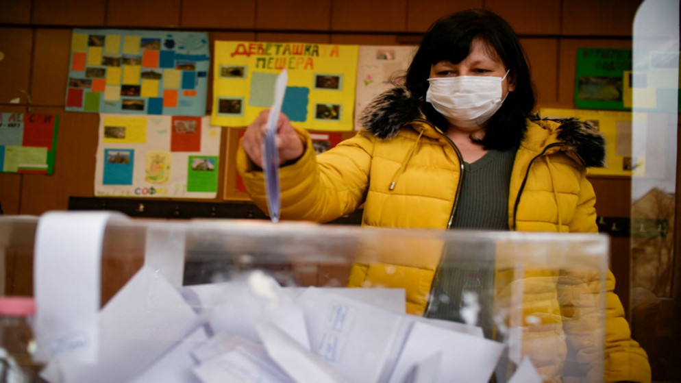 امرأة تدلي بصوتها في مركز اقتراع خلال الانتخابات البرلمانية للبلاد في صوفيا .4 أبريل 2021. (أ ف ب)