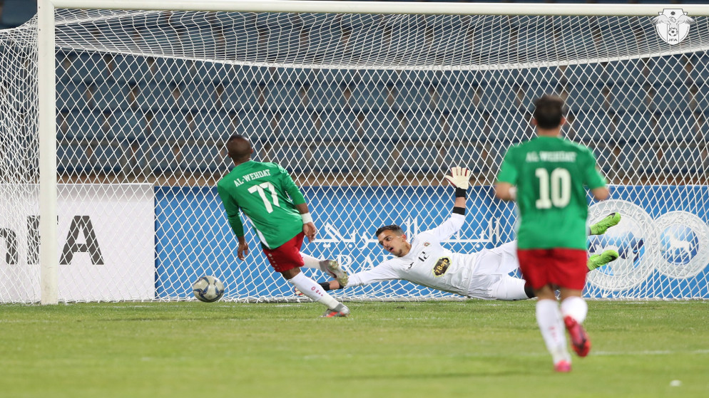 تسجيل لاعب الوحدات فادي عوض الهدف الثاني في مرمى الجزيرة في مباراة كأس الكؤوس الذي توج به الوحدات. (اتحاد كرة القدم)