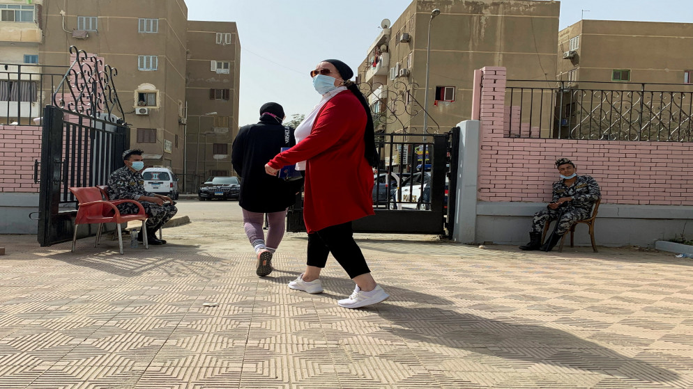 امرأة ترتدي كمامة واقية بعد أن تلقت جرعة من لقاح واقٍ من فيروس كورونا في مركز صحي في القطامية في القاهرة، 22 آذار/مارس 2021. (رويترز)
