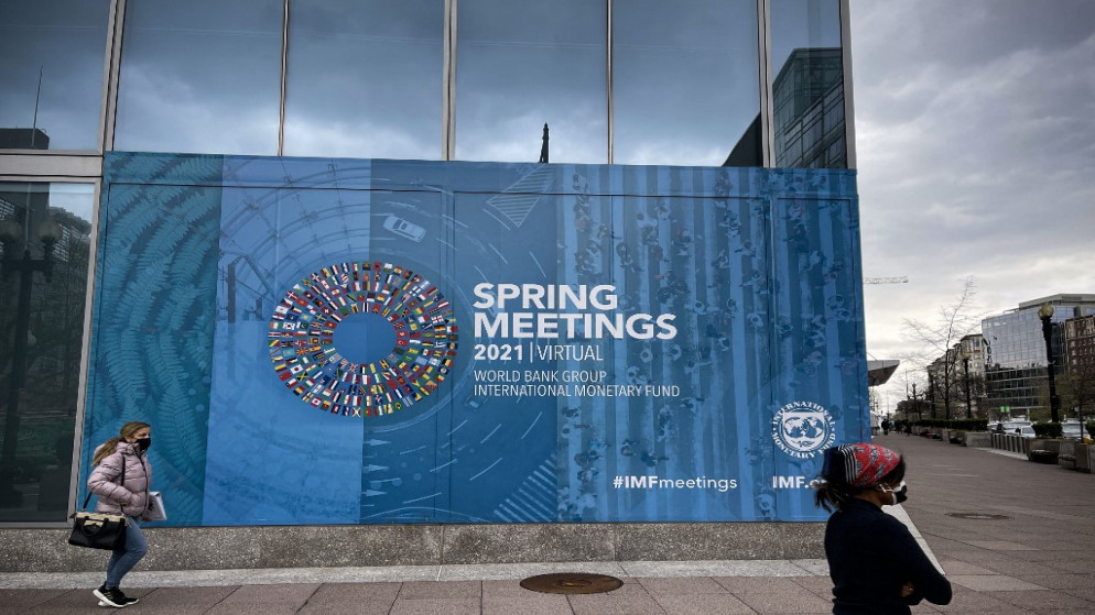 لافتات اجتماعات الربيع 2021 أمام مقر مجموعة البنك الدولي وصندوق النقد في واشنطن. 01/04/2021. (دانيال سليم/ أ ف ب)