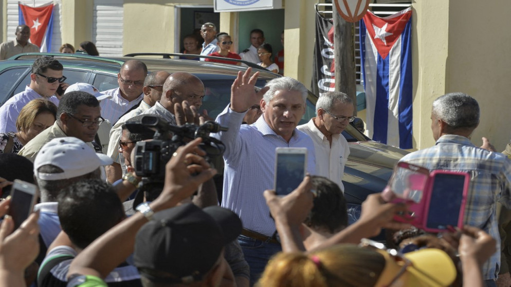 الرئيس الكوبي ميغيل دياز كانيل يتحدث مع سكان كايمانيرا في مقاطعة غوانتانامو ، كوبا، 14 تشرين الثاني/نوفمبر 2019. (أ ف ب)