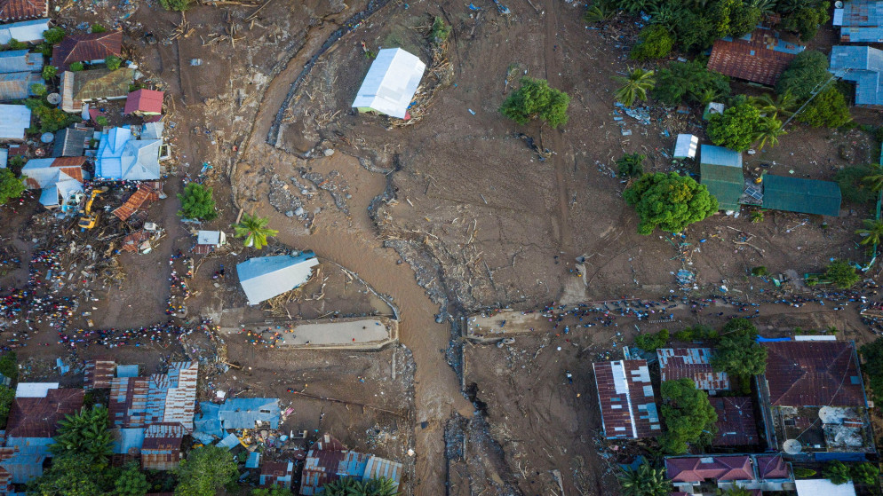 منظر جوي يظهر المنازل المتضررة في أعقاب الفيضانات المفاجئة الناجمة عن إعصار استوائي في إيست فلوريس في مقاطعة نوسا تينجارا الشرقية في إندونيسيا، 6 نيسان/أبريل 2021. (رويترز)