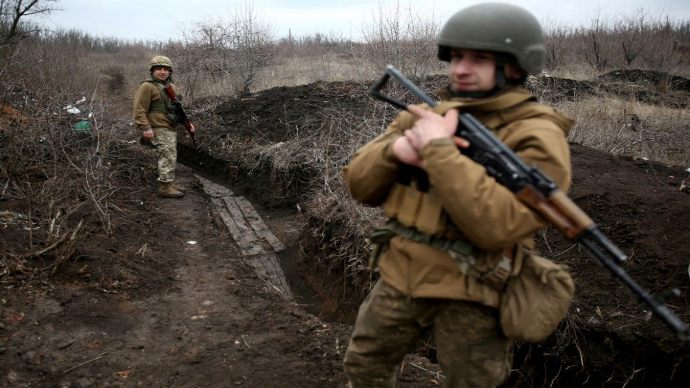 جنود أوكرانيون بدورية على طول موقع على خط المواجهة مع الانفصاليين المدعومين من روسيا بالقرب من أفدييفكا ، منطقة دونيتسك.5 نيسان/أبريل 2021.(أ ف ب)