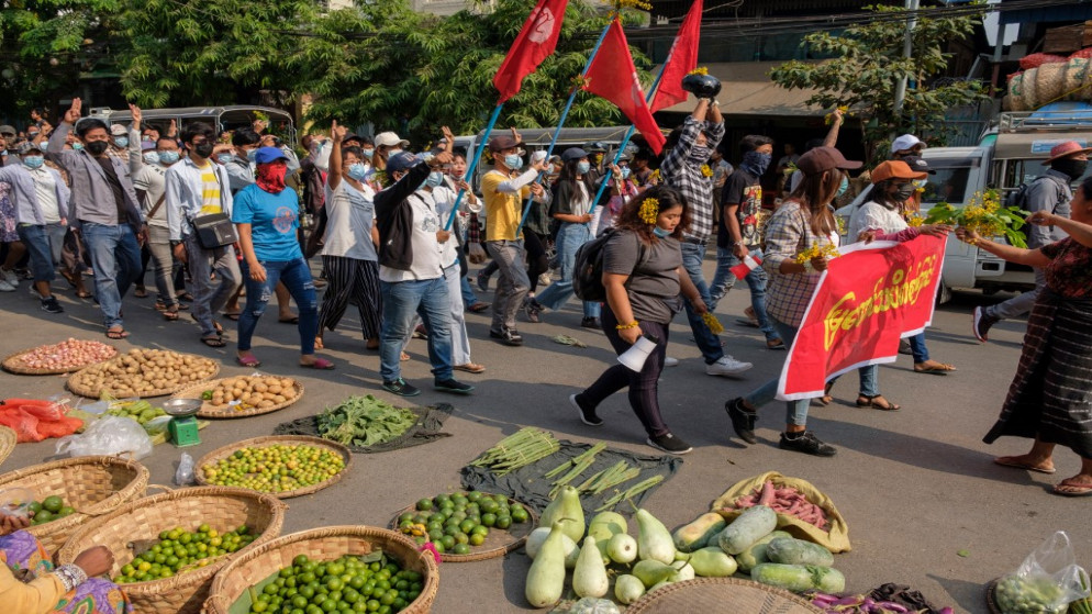 متظاهرون يحملون أزهار خلال تظاهرة ضد الانقلاب العسكري في ماندالاي.7 نيسان/أبريل 2021.(أ ف ب/فيسبوك)