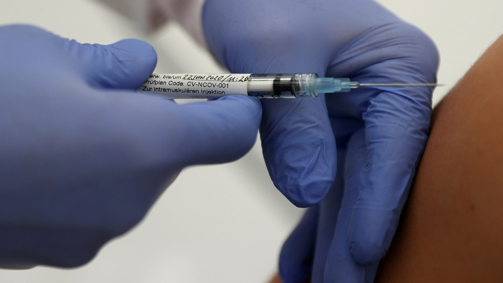 تطعيم شركة CureVac الألمانية للتكنولوجيا الحيوية ضد مرض فيروس كورونا (COVID-19) لمتطوع في بداية سلسلة اختبارات سريرية في توبنغن ، ألمانيا ، 22 يونيو / حزيران 2020. (رويترز)