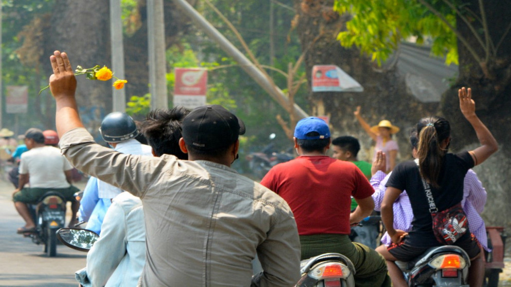 مشيعون يؤدون التحية بثلاثة أصابع خلال موكب جنازة أركار ثو أونغ ، المتظاهر الذي أطلقت عليه قوات الأمن النار مع استمرار التظاهرات ضد الانقلاب العسكري ميانمار ، في بلدة كالي الشمالية الغربية. 8 نيسان/أبريل 2021. (أ ف ب/فيسبوك)