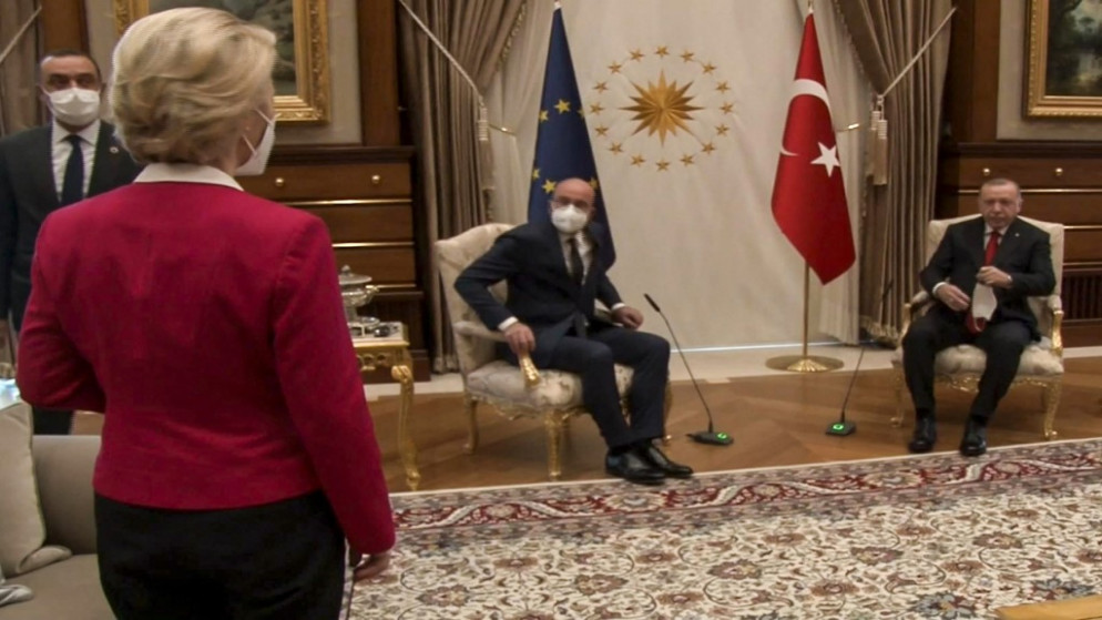 الرئيس التركي رجب طيب أردوغان (يمين) يستقبل رئيس مجلس الاتحاد الأوروبي تشارلز ميشيل (وسط) ورئيس مفوضية الاتحاد الأوروبي أورسولا فون دير لايين (يسار) في المجمع الرئاسي في أنقرة.(أ ف ب)