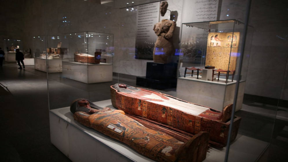 معرض فيه مكتشفات تعود إلى العصر الفرعوني في مصر. (أ ف ب)