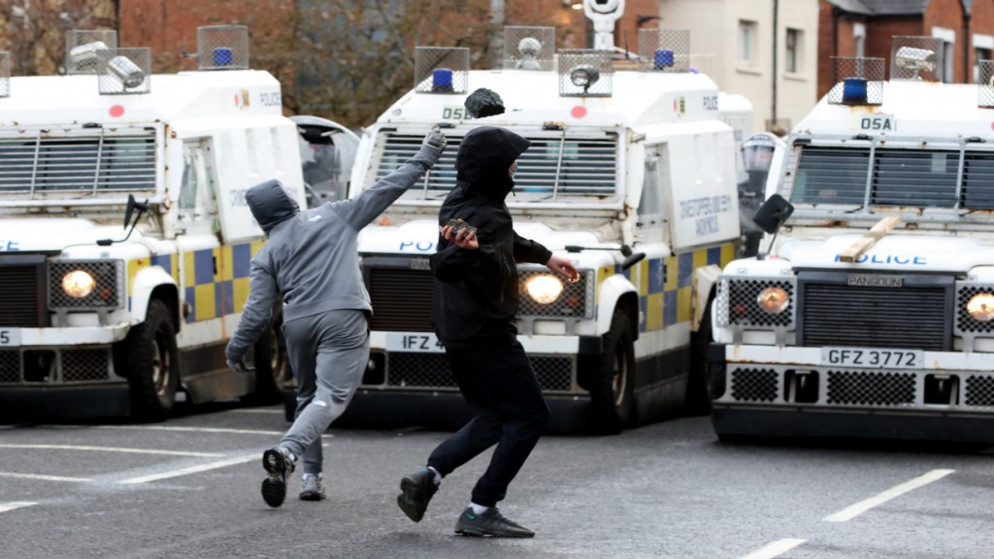 شبان يهاجمون الشرطة وسط أعمال العنف في أيرلندا الشمالية. (أ ف ب)