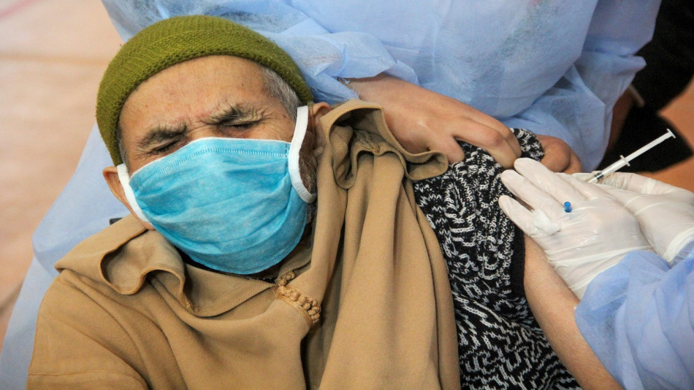 رجل مسن يتلقى لقاح كوفيد -19 خلال حملة تطعيم وطنية ضد الفيروس، في مدينة سلا المغربية، 29 كانون الثاني/يناير  2021. (رويترز)