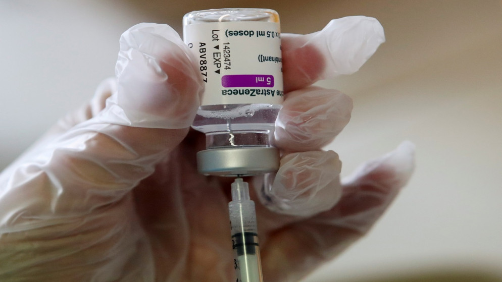 عامل طبي يحضر جرعة من لقاح "أسترازينيكا" المضاد للفيروس، في مركز تطعيم وسط تفشي كورونا في بلجيكا. 6نيسان/ أبريل 2021. (رويترز)