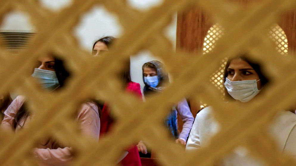 مصلون يحضرون قداس عيد القيامة في كنيسة مار إيليا الكلدانية في العاصمة العراقية بغداد، وسط تفشي مرض فيروس كورونا. 04/04/2021. (خالد الموصلي/ رويترز)