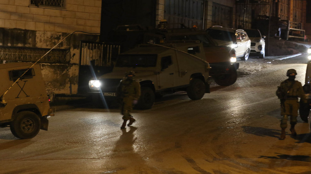 قوات الاحتلال الإسرائيلي خلال اقتحام منطقة مربعة سبتة في مدينة الخليل في الضفة الغربية المحتلة، 23 شباط/فبراير 2021. (وفا)