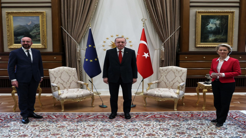 الرئيس التركي رجب طيب اردوغان يستقبل رئيس مجلس الاتحاد الأوروبي تشارلز ميشيل (إلى اليسار) ورئيس مفوضية الاتحاد الأوروبي أورسولا فون دير لاين (يمينًا) في المجمع الرئاسي في أنقرة،6 أبريل 2021. (أ ف ب)