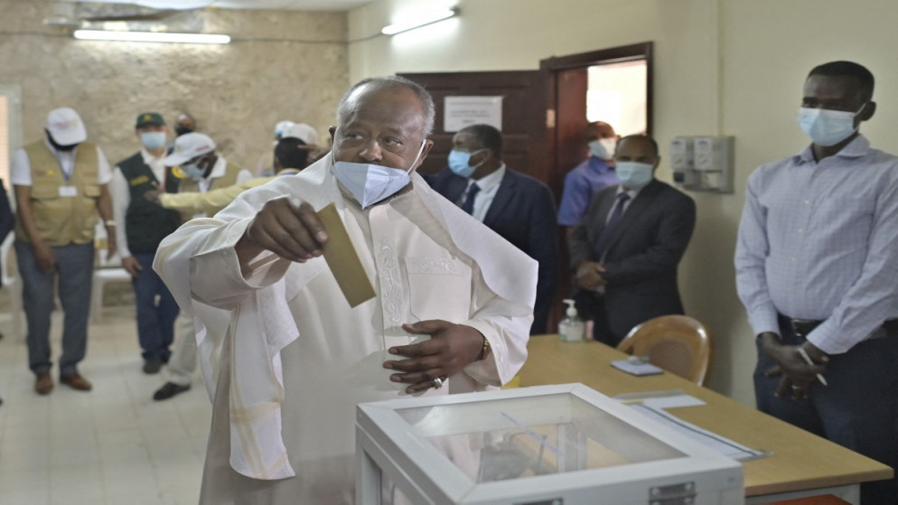 رئيس جيبوتي الحالي إسماعيل عمر جيله (وسط) يدلي بصوته في مركز اقتراع منطقة رأس الديك في العاصمة جيبوتي، 9 أبريل 2021. (أ ف ب)