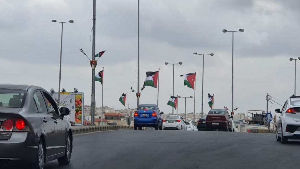 شارع رئيسي في عمّان تظهر فيه أعلام الأردن. 10/04/2021. (المملكة)