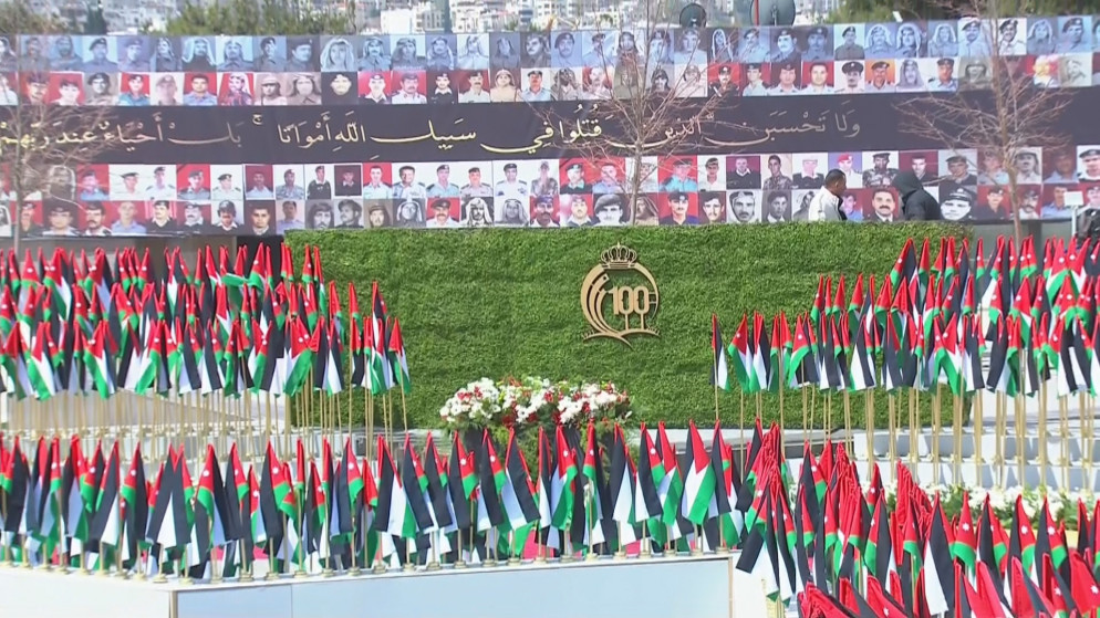 أعلام الأردن يتوسطها شعار مئوية الدولة الأردنية في منطقة صرح الشهيد. (المملكة)
