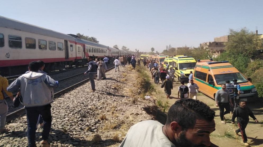 رجال إسعاف وأناس قرب حادث تصادم قطارين الشهر الماضي في سوهاج في مصر. (رويترز)
