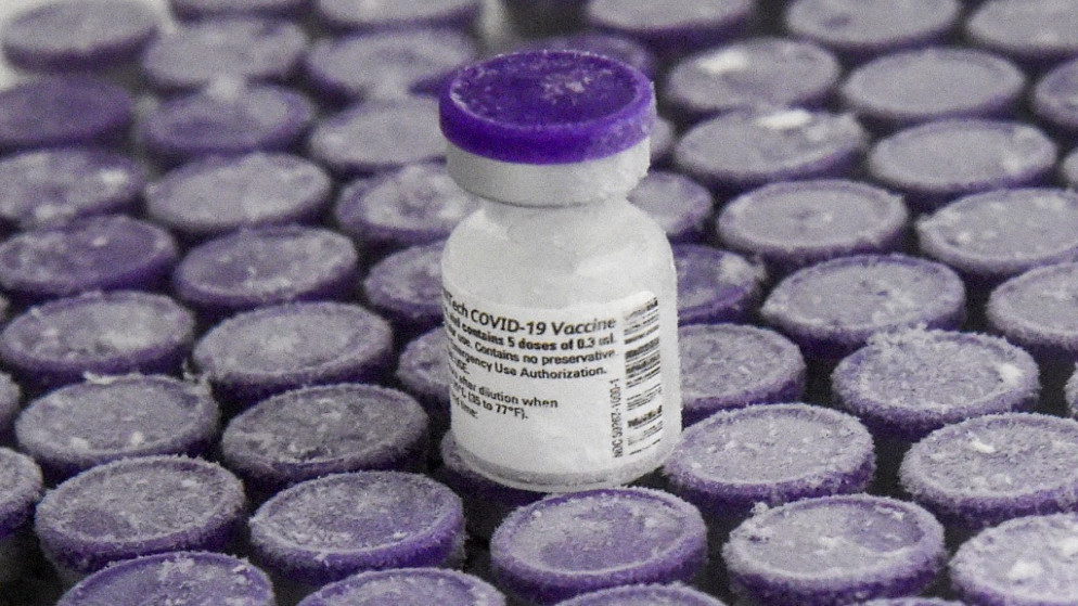 صورة توضيحية لزجاجة من لقاح فايزر الواقي من فيروس كورونا مخزن بدرجة حرارة 70 تحت الصفر في فرنسا. (أ ف ب)
