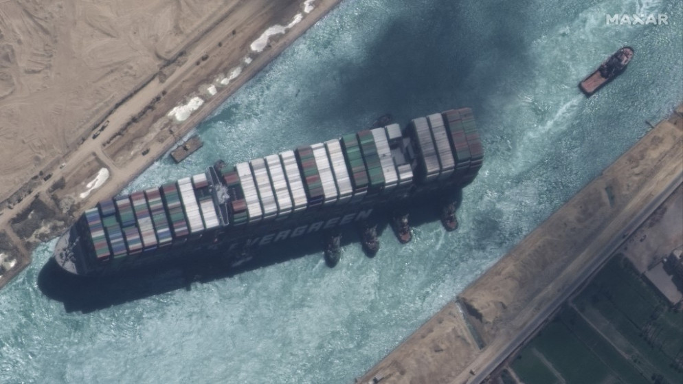 صورة بالأقمار الاصطناعية لسفينة الحاويات الضخمة "إيفر غيفن" التي جنحت الشهر الماضي في قناة السويس. (أ ف ب)