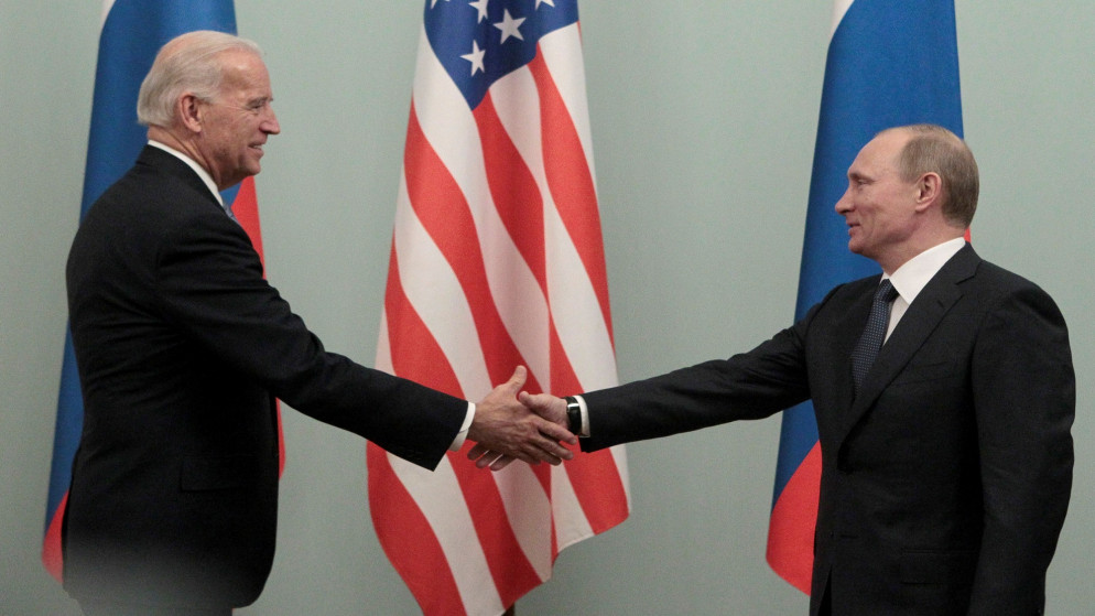 الرئيس الأميركي جو بايدن (يسار) يصافح الرئيس الروسي فلاديمير بوتين. (رويترز)