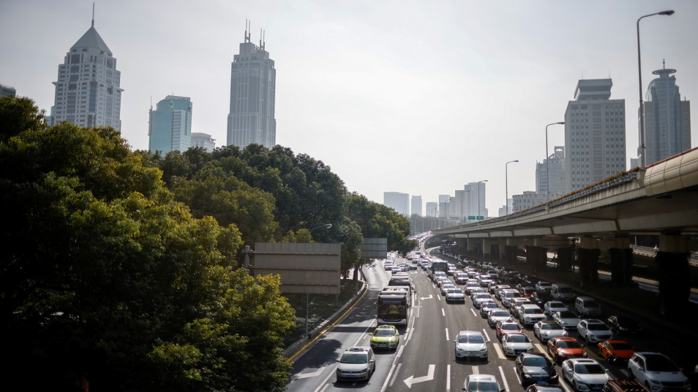 سيارات تنتظر وسط الزحام في شنغهاي، الصين، 10 مارس/آذار 2021. (رويترز)