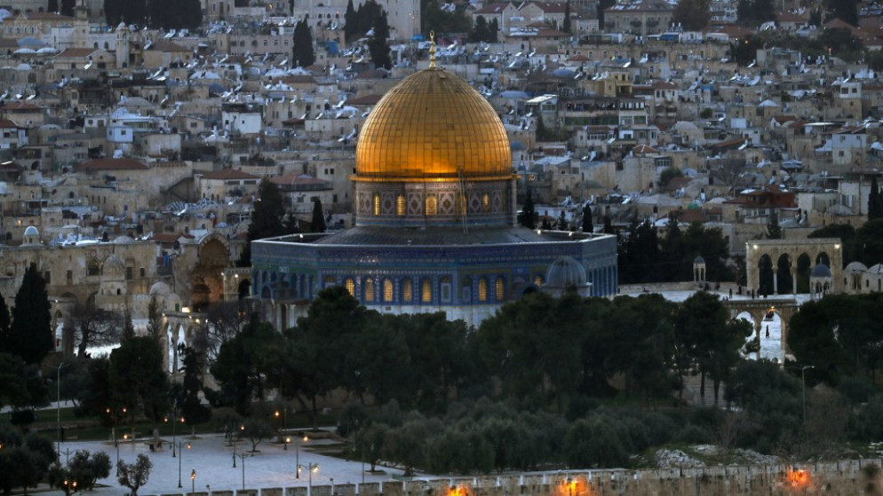 صورة لمدينة القدس القديمة مع قبة الصخرة المشرفة . (أحمد قرابلي / أ ف ب)