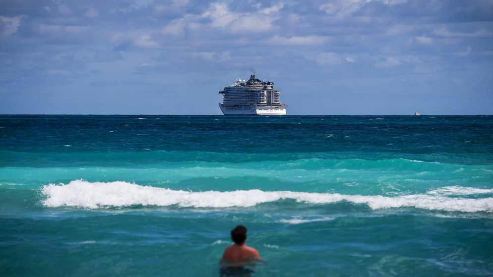 صورة أرشيفية لسفينة سياحية تبحر بعيدا عن شاطئ ميامي في الولايات المتحدة. 18/03/2020. (أ ف ب)