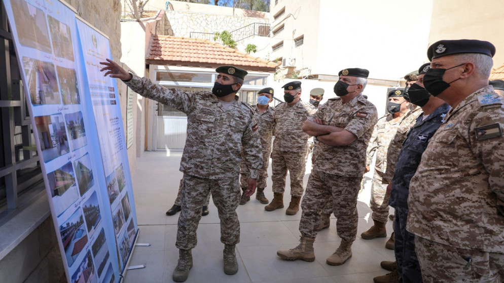 رئيس هيئة الأركان المشتركة اللواء الركن يوسف الحنيطي خلال إعادة افتتاح نادي ضباط القوات المسلحة الأردنية - الجيش العربي، في محافظة الزرقاء. (القوات المسلحة)