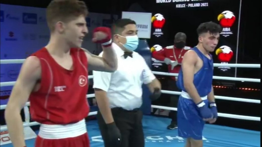 جانب من مباراة لاعب منتخب الشباب للملاكمة حذيفة عشيش، أمام لاعب المنتخب التركي في وزن 52 كغم. (اتحاد الملاكمة)