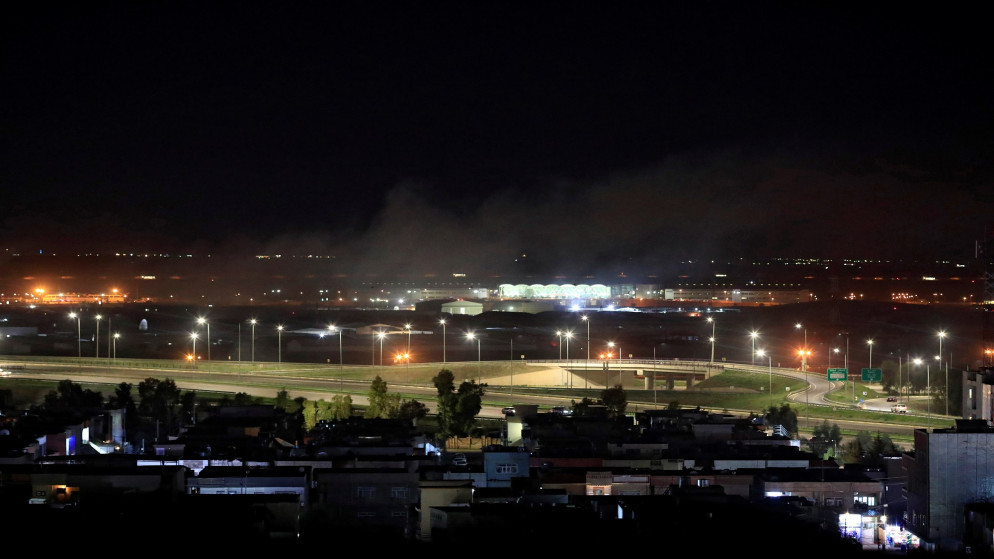 تصاعد دخان قرب مطار أربيل بعد استهدافه. (رويترز)