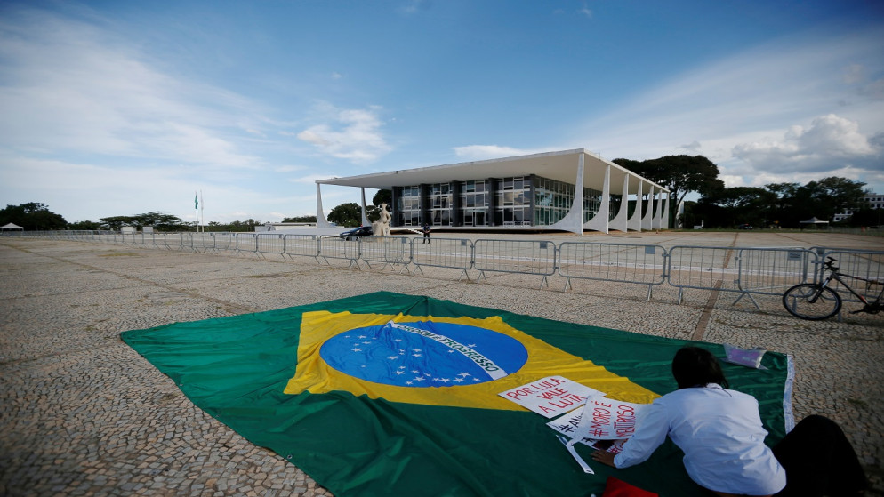 علم البرازيل، أمام المحكمة العليا في برازيليا، البرازيل، 14 نيسان/ أبريل 2021. (رويترز)