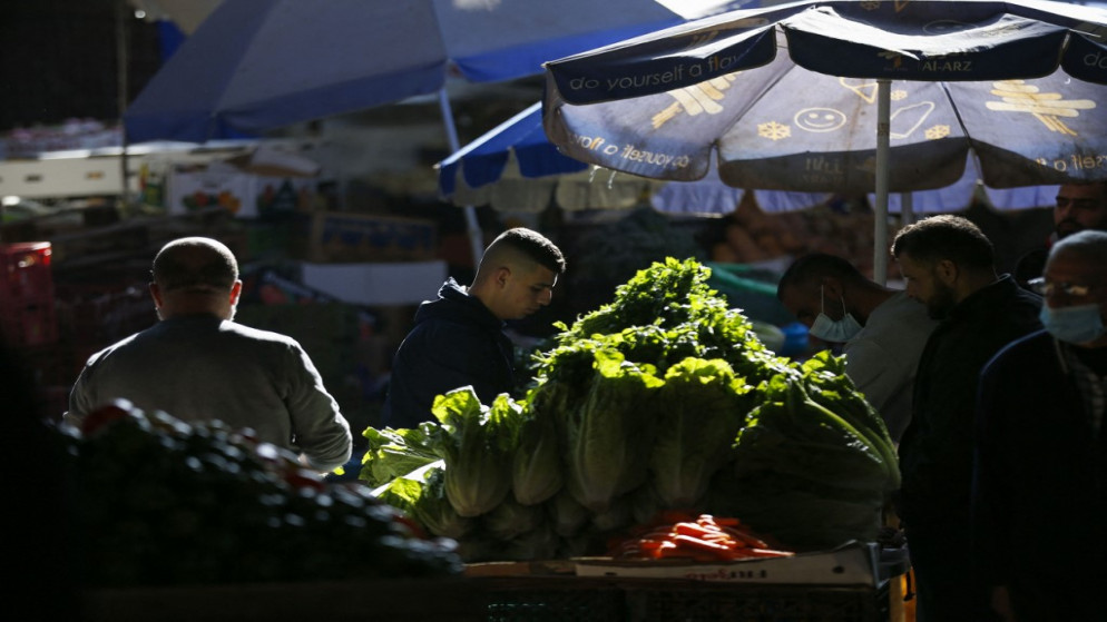 فلسطينيون يشترون منتجات طازجة في السوق الرئيسي لمدينة رام الله في الضفة الغربية.13 أبريل/نيسان ، 2021. (أ ف ب)