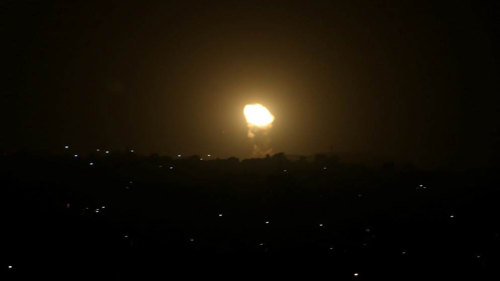 كرة نار في في أعقاب غارة جوية إسرائيلية على موقع في قطاع غزة. 24/03/2021. (إبراهيم أبو مصطفى/ رويترز)