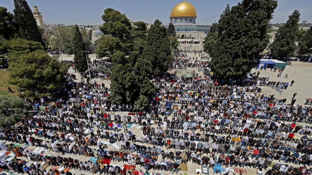فلسطينيون يشاركون في صلاة الجمعة الأولى من شهر رمضان في المسجد الأقصى في القدس المحتلة. 16/04/2021. (أحمد الغرابلي / أ ف ب)