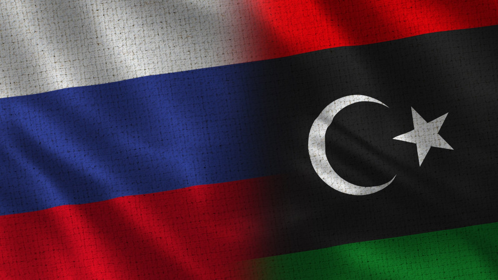 علما ليبيا وروسيا. (shutterstock)