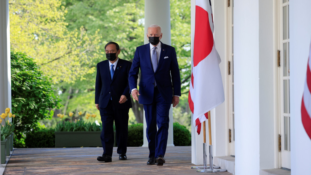 الرئيس الأميركي جو بايدن ورئيس الوزراء الياباني يوشيهيدي سوجا في البيت الأبيض. (رويترز)